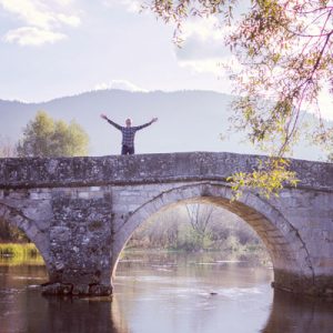 Homme heureux sur un pont